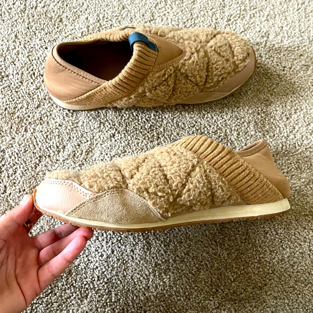 Trav slip on shoes size 10 men’s